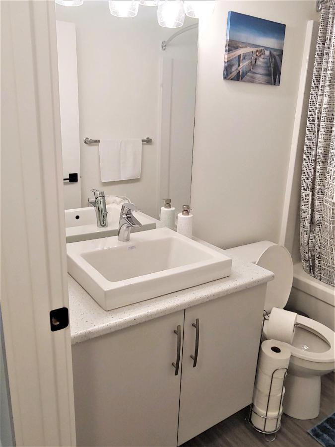 Serene 2 Bedroom Condo With Balcony And Lakeview Winnipeg Eksteriør billede