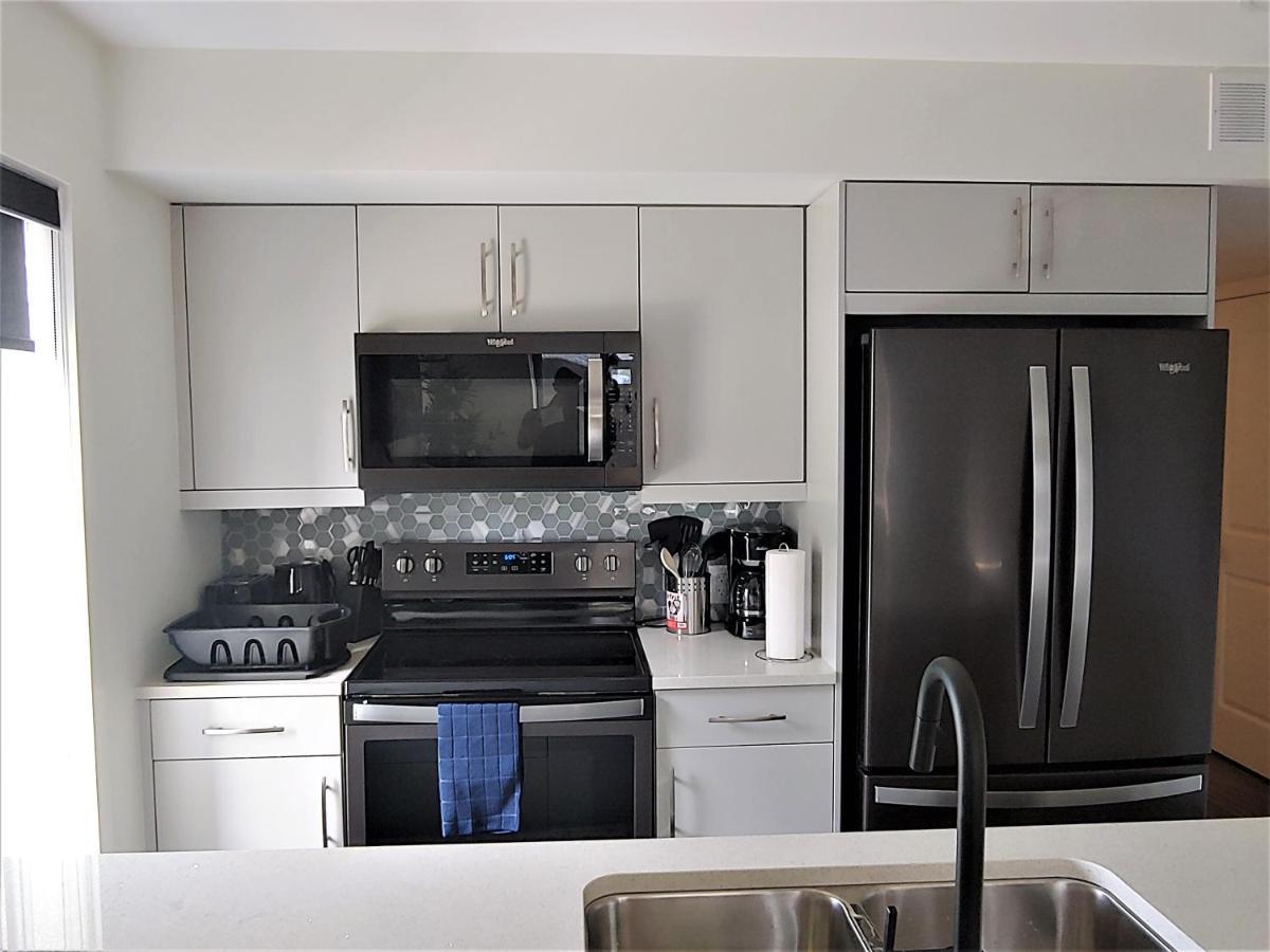 Serene 2 Bedroom Condo With Balcony And Lakeview Winnipeg Eksteriør billede