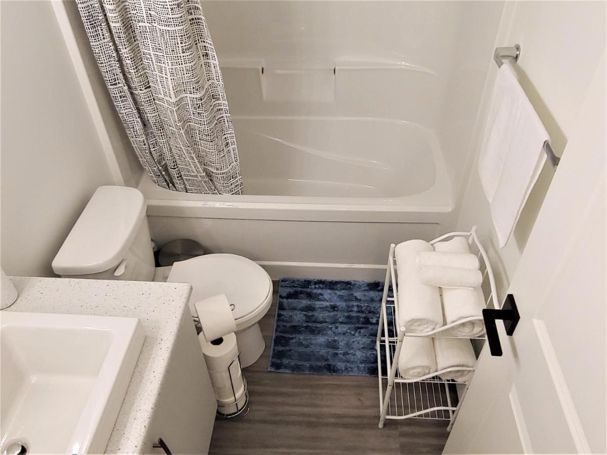 Serene 2 Bedroom Condo With Balcony And Lakeview Winnipeg Eksteriør billede