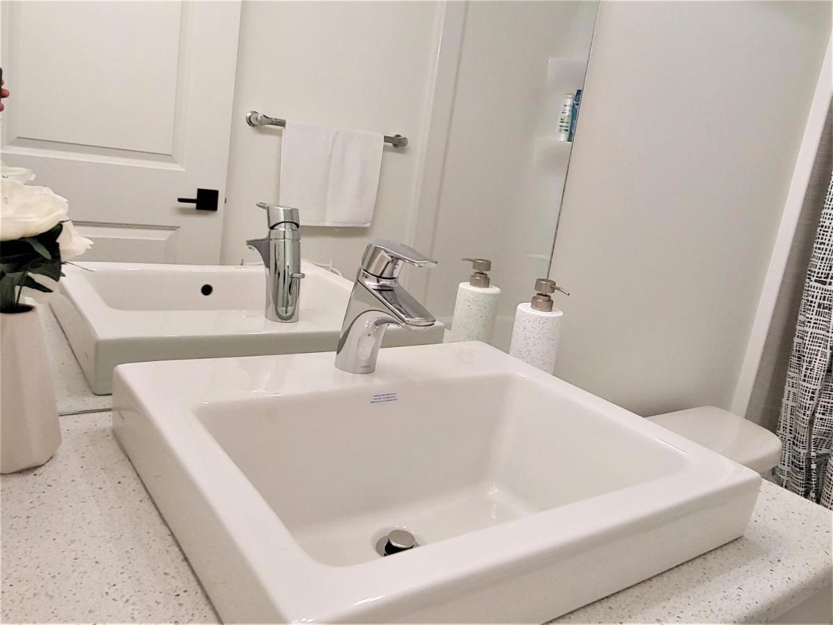 Serene 2 Bedroom Condo With Balcony And Lakeview Winnipeg Eksteriør billede